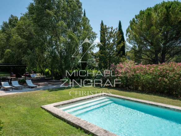 Property with swimming pool in a landscaped park in Aix-en-Provence
