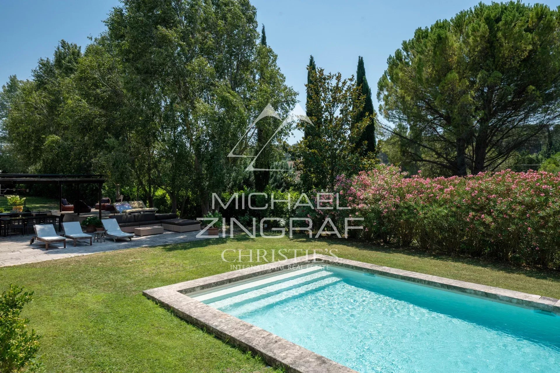 Property with swimming pool in Aix-en-Provence Property with swimming pool in a landscaped park in Aix-en-Provence