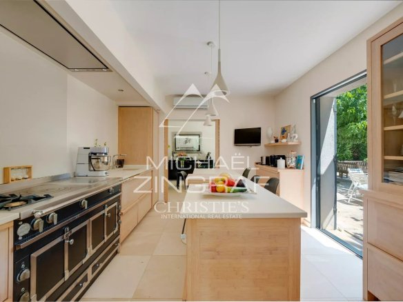 Modern and fully equipped kitchen in a property in Aix-en-Provence, with access to the terrace.