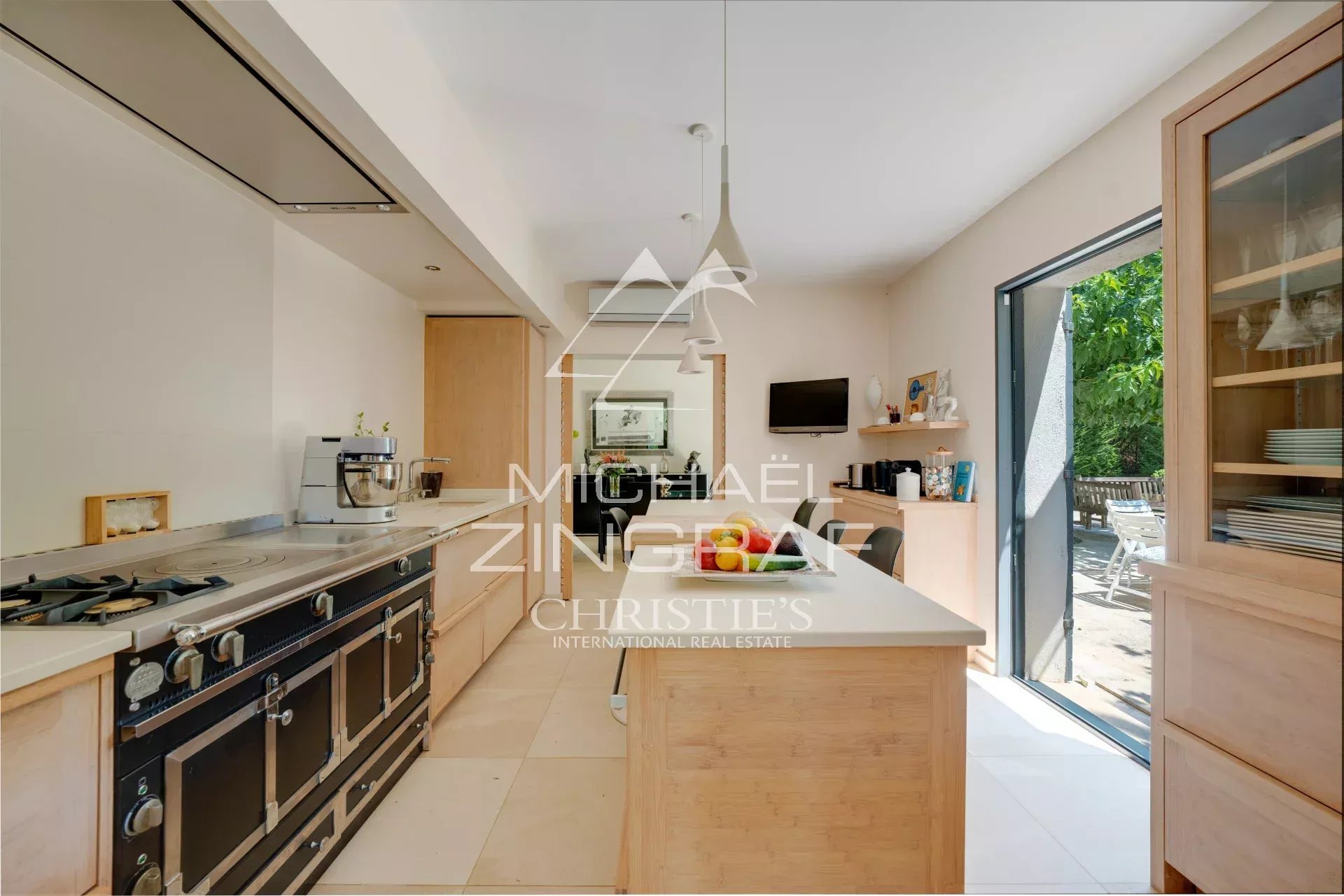 Kitchen of a property in Aix-en-Provence Modern and fully equipped kitchen in a property in Aix-en-Provence, with access to the terrace.
