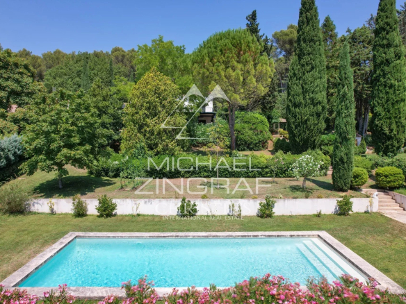 Property with swimming pool in a landscaped park in Aix-en-Provence