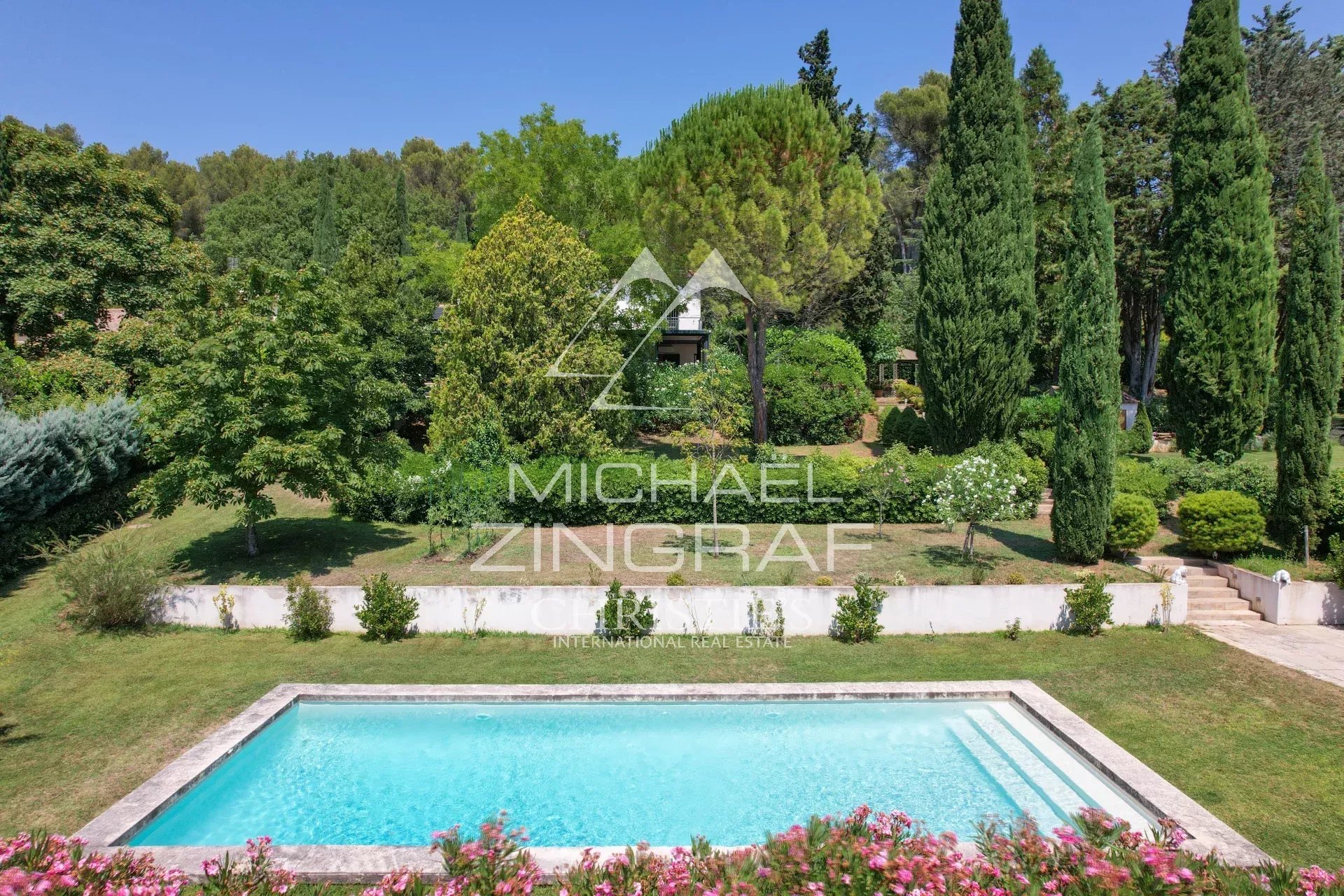 Property with swimming pool in Aix-en-Provence Property with swimming pool in a landscaped park in Aix-en-Provence
