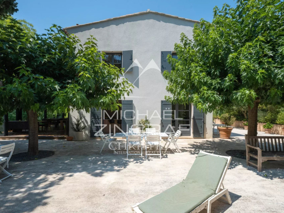 Property with swimming pool and wooded outdoor space in Aix-en-Provence
