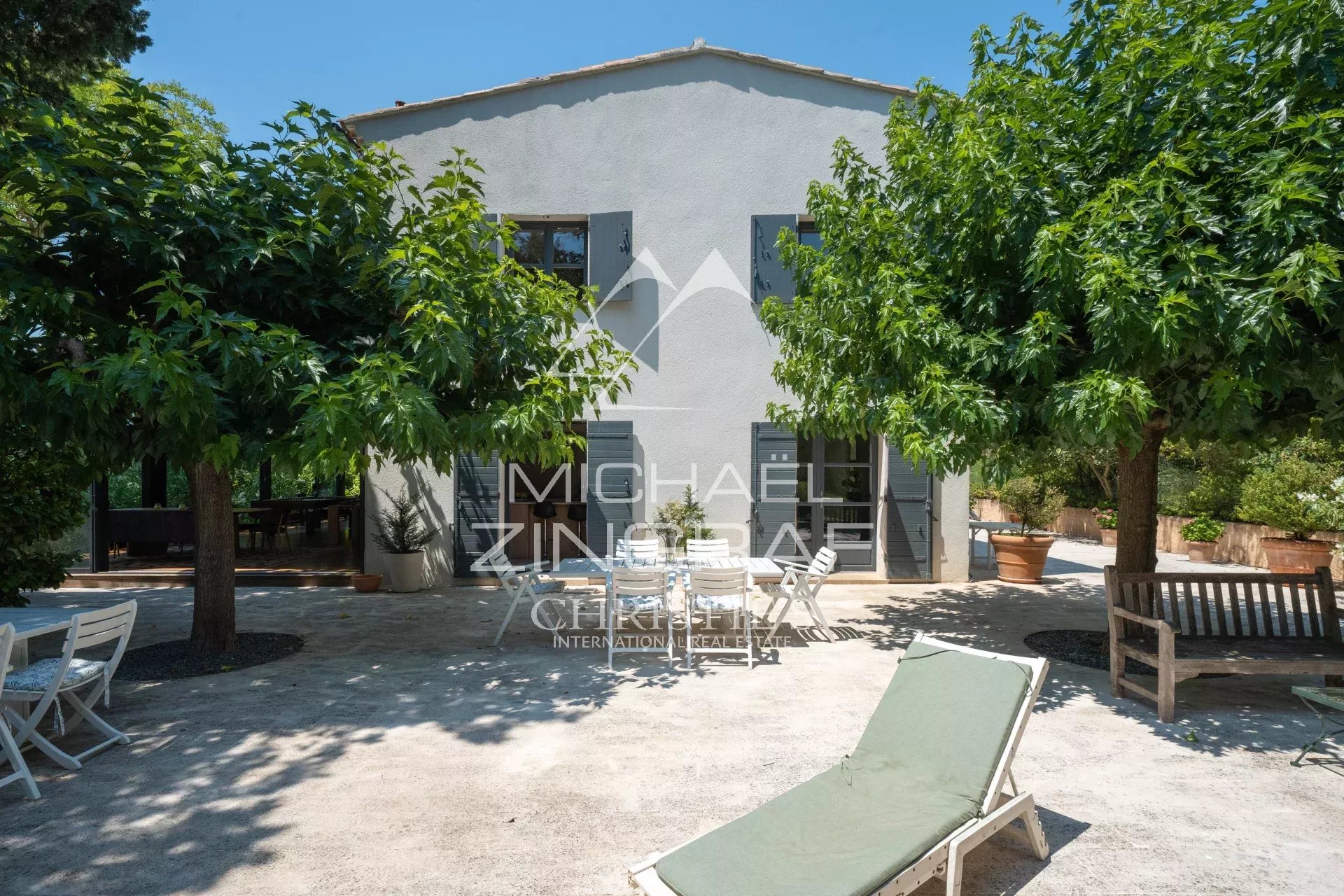 Elegant property in Aix-en-Provence Property with swimming pool and wooded outdoor space in Aix-en-Provence