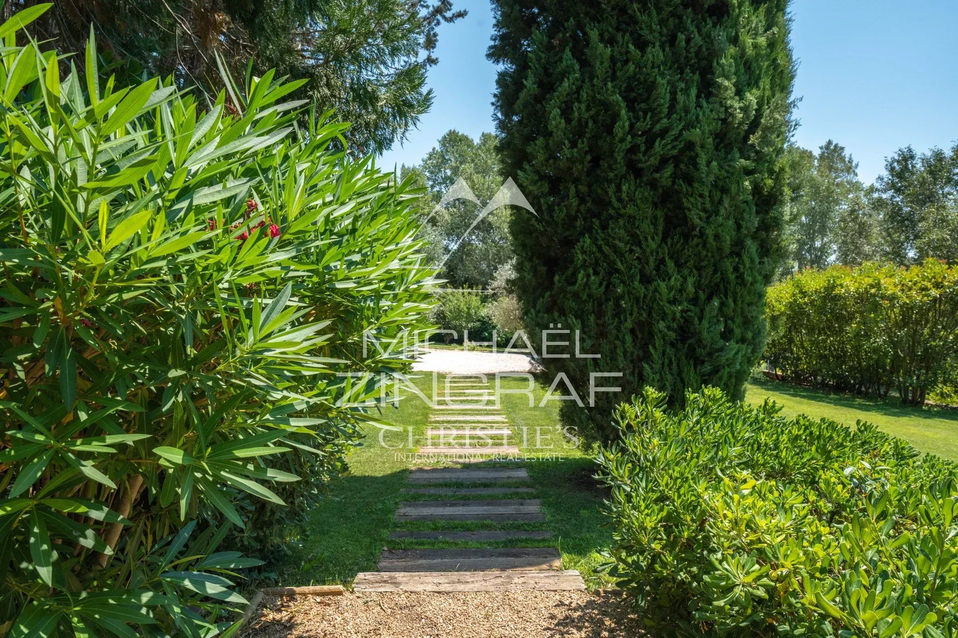 Property with swimming pool in Aix-en-Provence A verdant driveway leading to a property in a landscaped park in Aix-en-Provence.