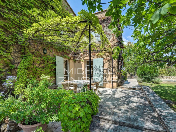19th century country house with vine and garden in a 5 hectare estate in Jouques.