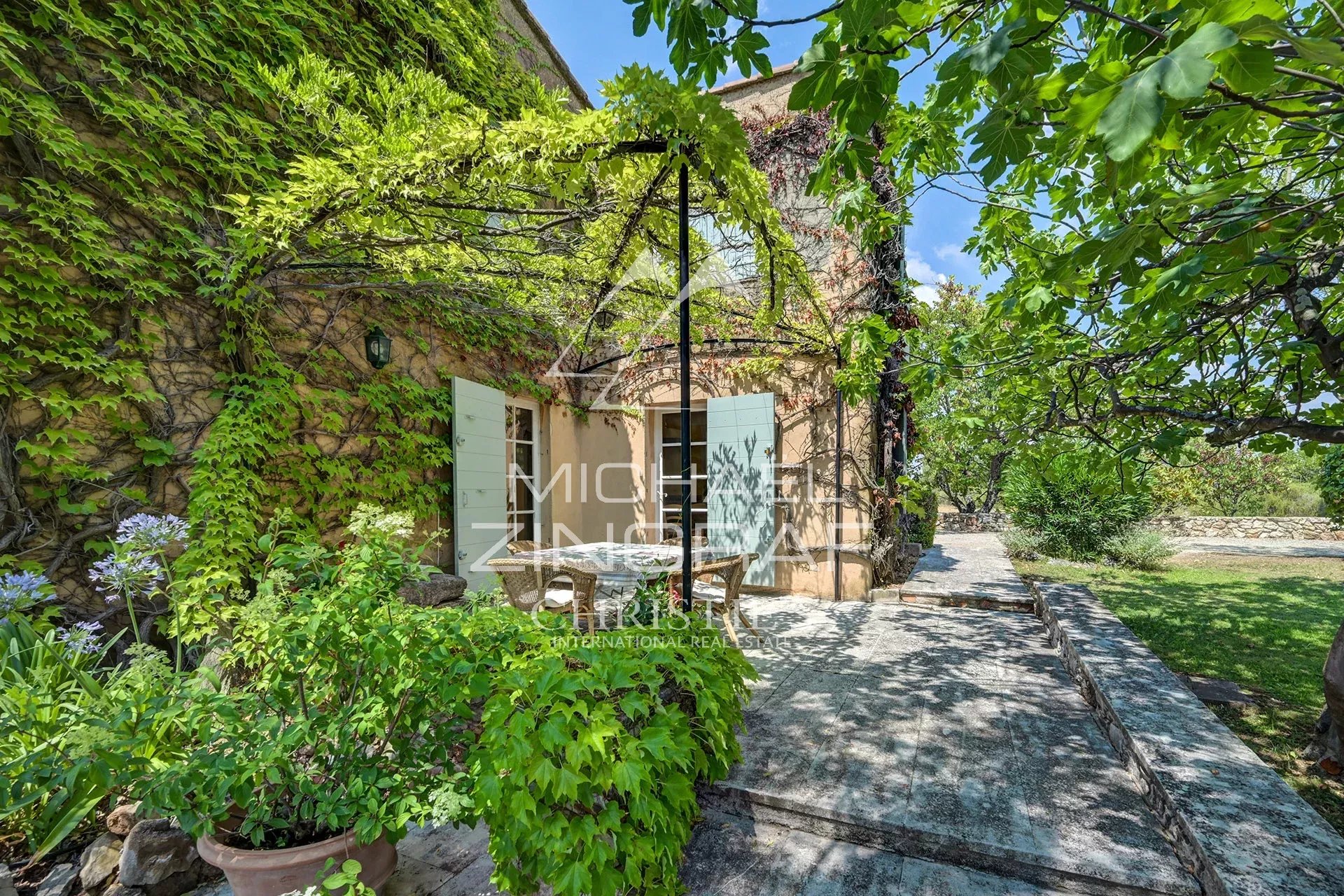Provençal country house in Jouques 19th century country house with vine and garden in a 5 hectare estate in Jouques.