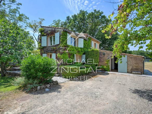 19th century country house surrounded by greenery on a 5-hectare estate in Jouques.