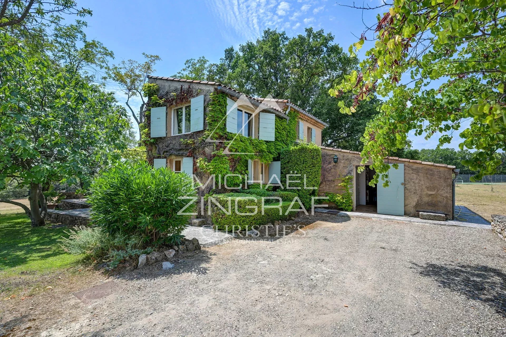 Provençal country house in Jouques 19th century country house surrounded by greenery on a 5-hectare estate in Jouques.