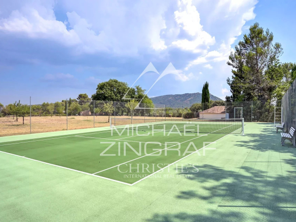 Tennis courts in a Provençal estate with views of nature.