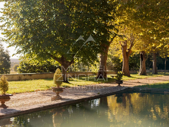 Parc paysager avec arbres et bassin, propriété en campagne aixoise, Aix-en-Provence.