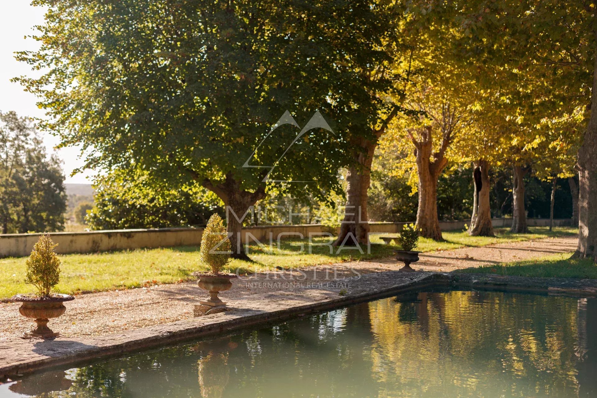 Parc de la propriété aixoise Parc paysager avec arbres et bassin, propriété en campagne aixoise, Aix-en-Provence.