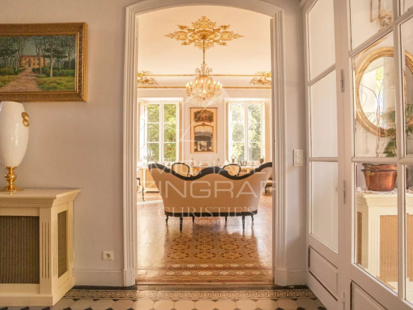 Intérieur d'une propriété aixoise avec un hall et une salle à manger élégante