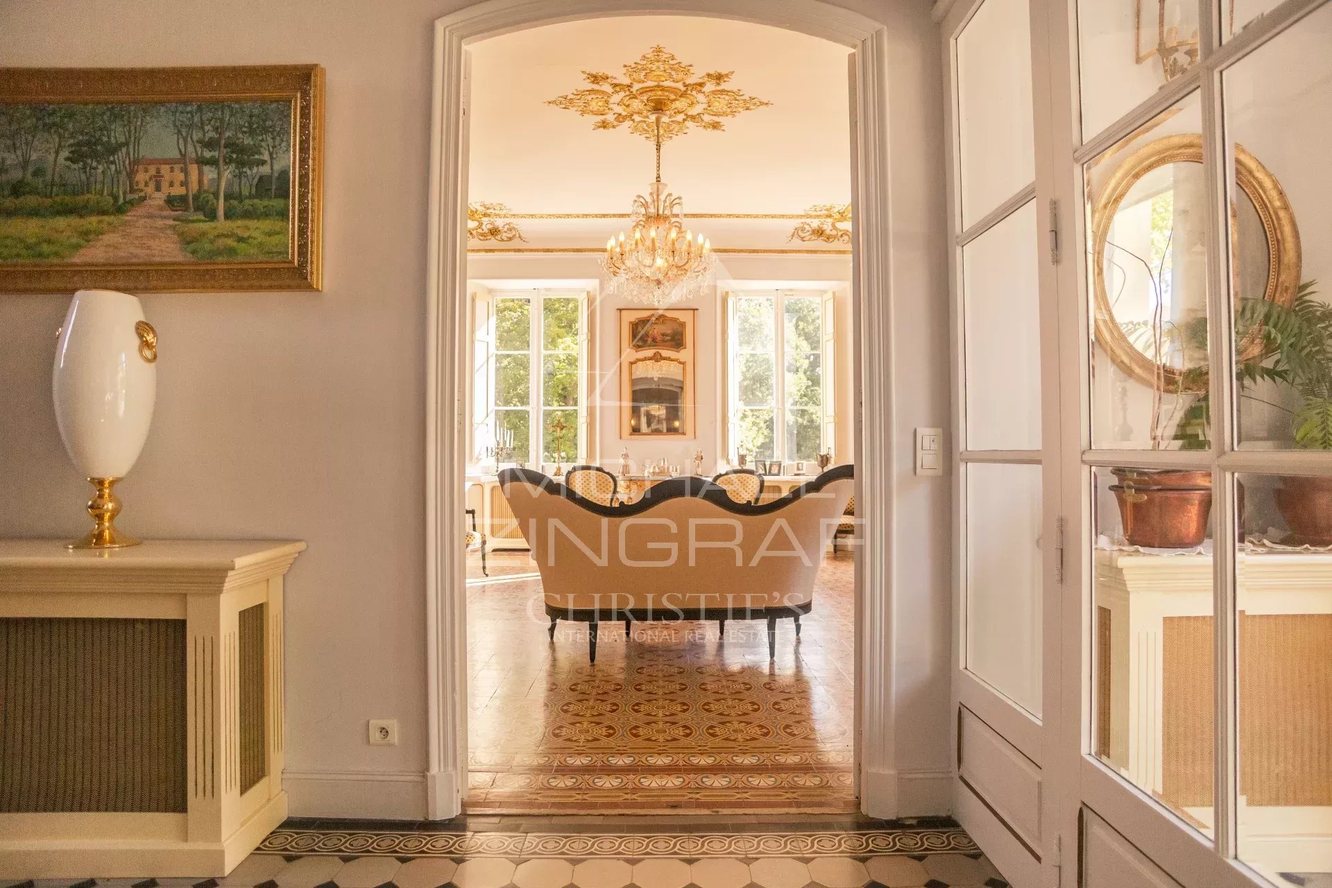 Intérieur d’une propriété à Aix-en-Provence Intérieur d'une propriété aixoise avec un hall et une salle à manger élégante