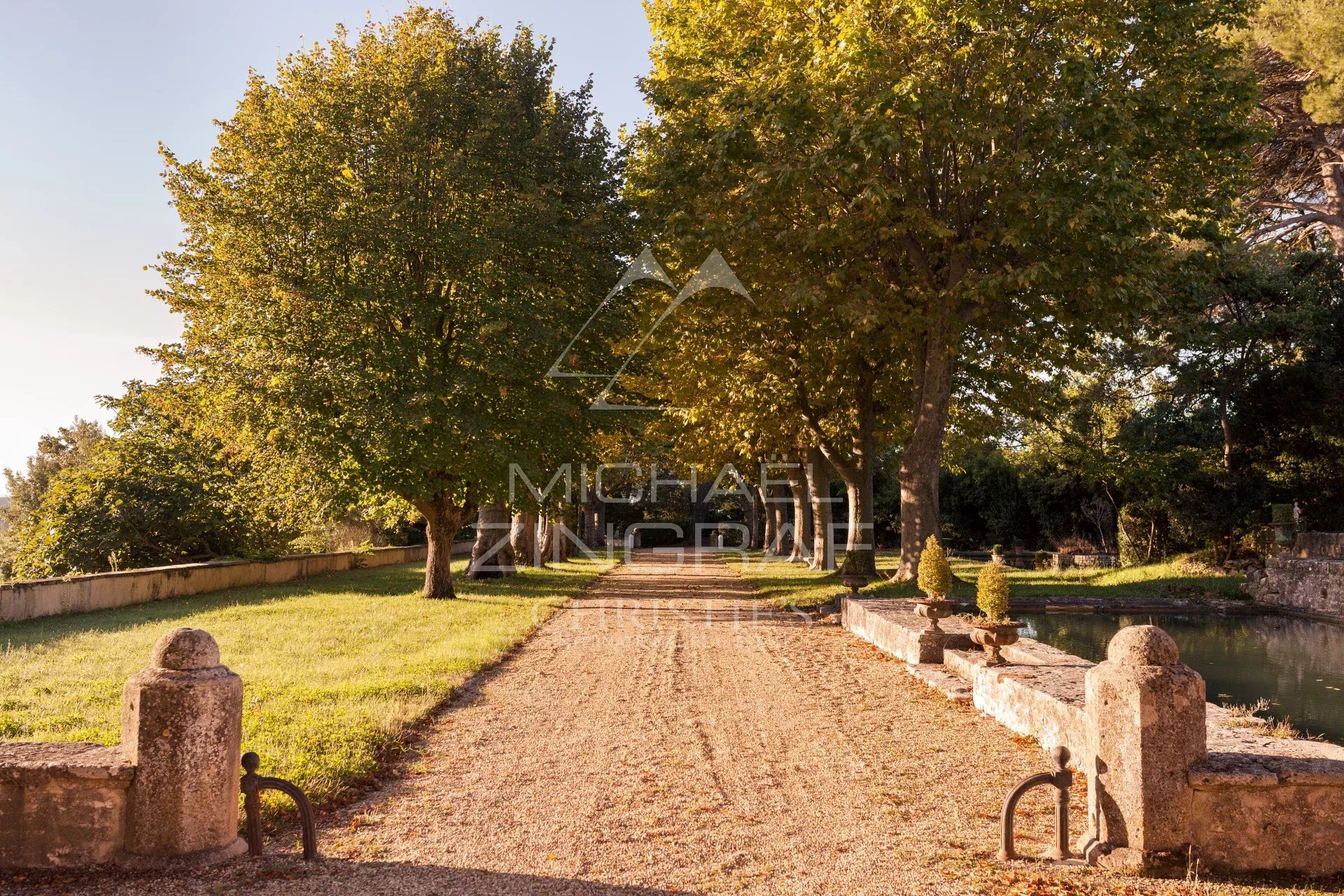 Propriété d’exception en campagne aixoise Allée bordée d'arbres dans un parc paysager à Aix-en-Provence.
