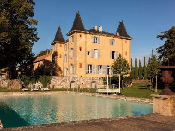 Family property with swimming pool and landscaped grounds in Aix-en-Provence, overlooking Sainte-Victoire.