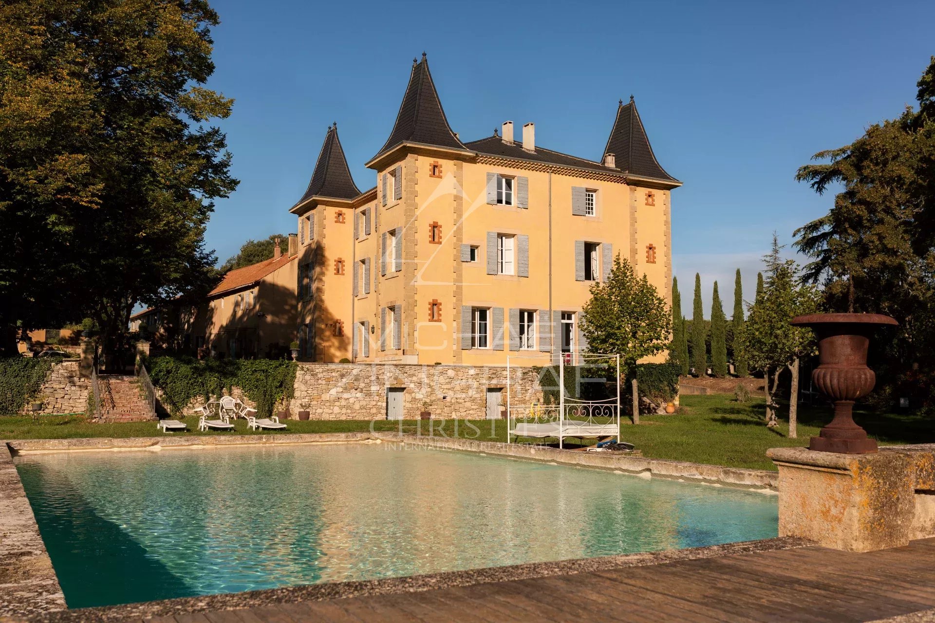 Propriété d’exception à Aix-en-Provence Propriété familiale avec piscine et parc paysager à Aix-en-Provence, vue sur la Sainte-Victoire.