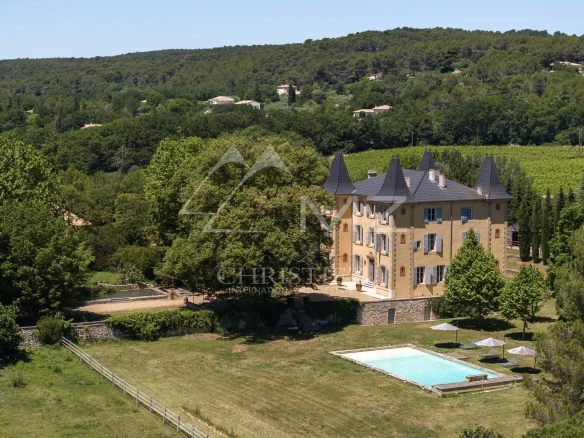 Propriété familiale avec piscine et parc paysager à Aix-en-Provence, vue sur la Sainte-Victoire.