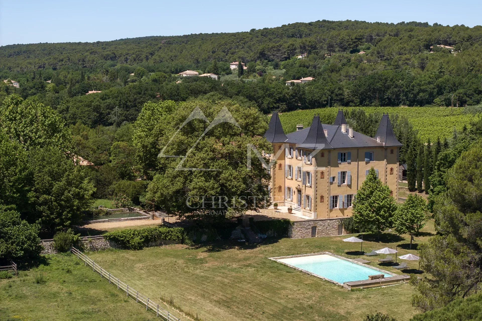 Propriété d’exception à Aix-en-Provence Propriété familiale avec piscine et parc paysager à Aix-en-Provence, vue sur la Sainte-Victoire.