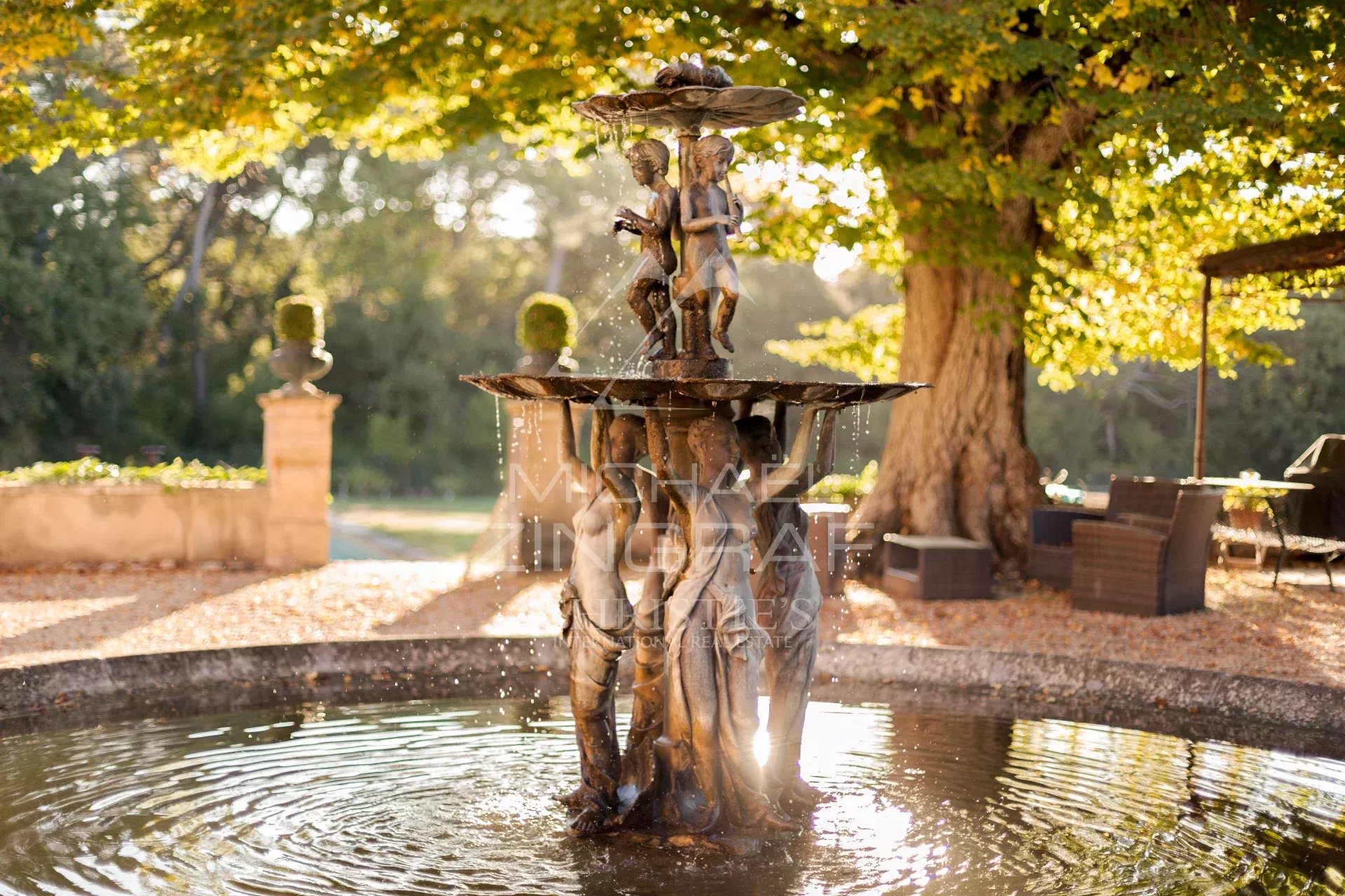 Fontaine en bronze dans un parc à Aix-en-Provence Fontaine en bronze avec des sculptures d'enfants au milieu d'un parc paysager à Aix-en-Provence.