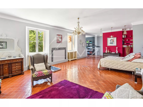 Intérieur d'une propriété familiale à Aix-en-Provence, avec un salon spacieux et lumineux.