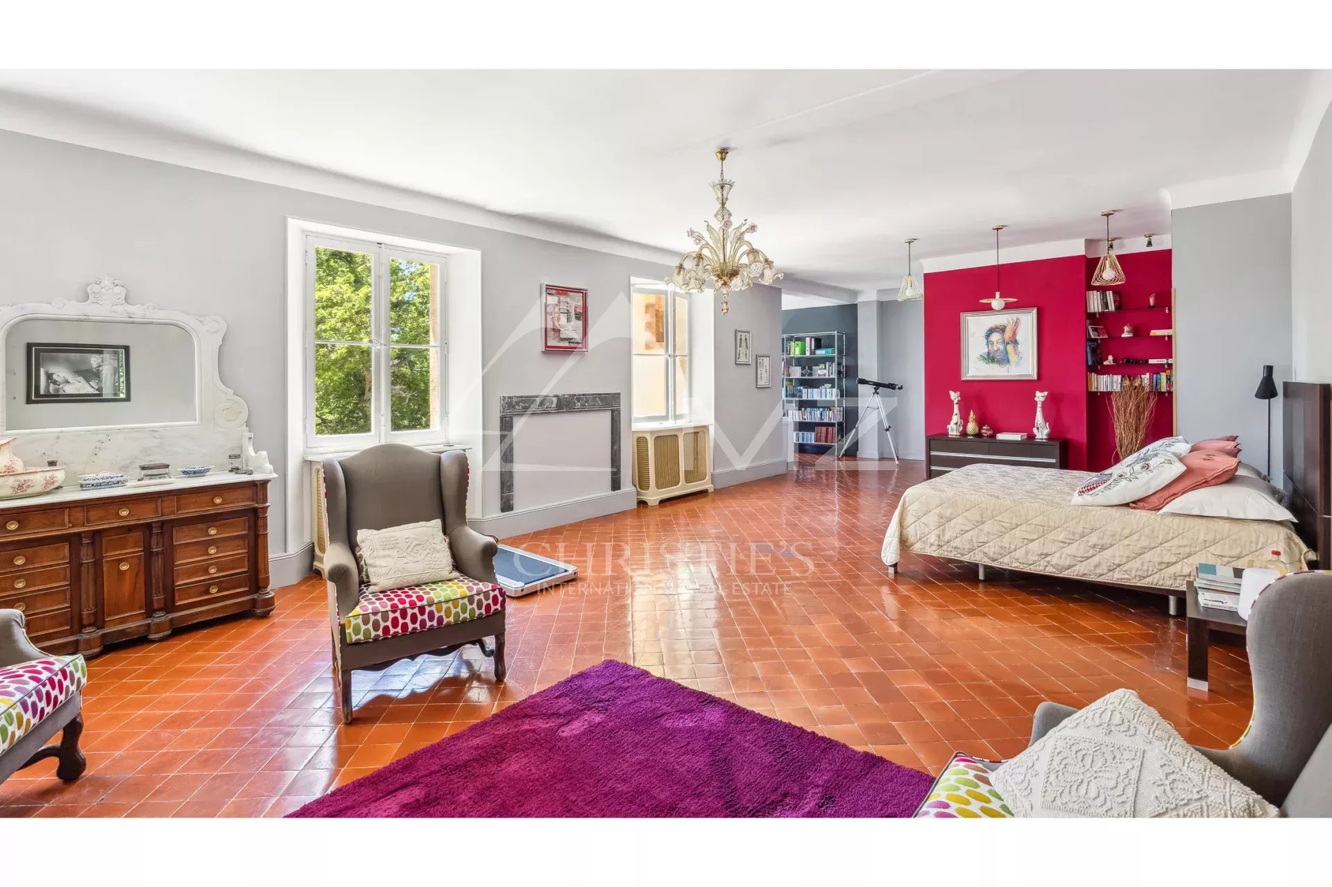 Intérieur d’une propriété aixoise Intérieur d'une propriété familiale à Aix-en-Provence, avec un salon spacieux et lumineux.