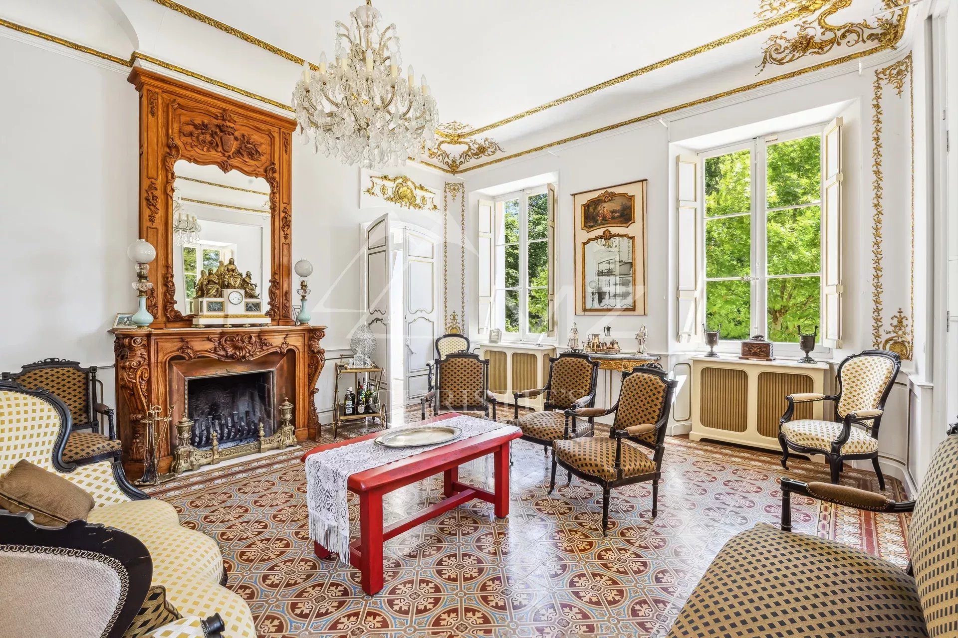 Salon d’une propriété provençale Intérieur d'une propriété provençale avec salon élégant, cheminée et décoration raffinée.