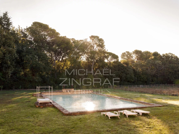 Piscine extérieure entourée de verdure dans une propriété à Aix-en-Provence.