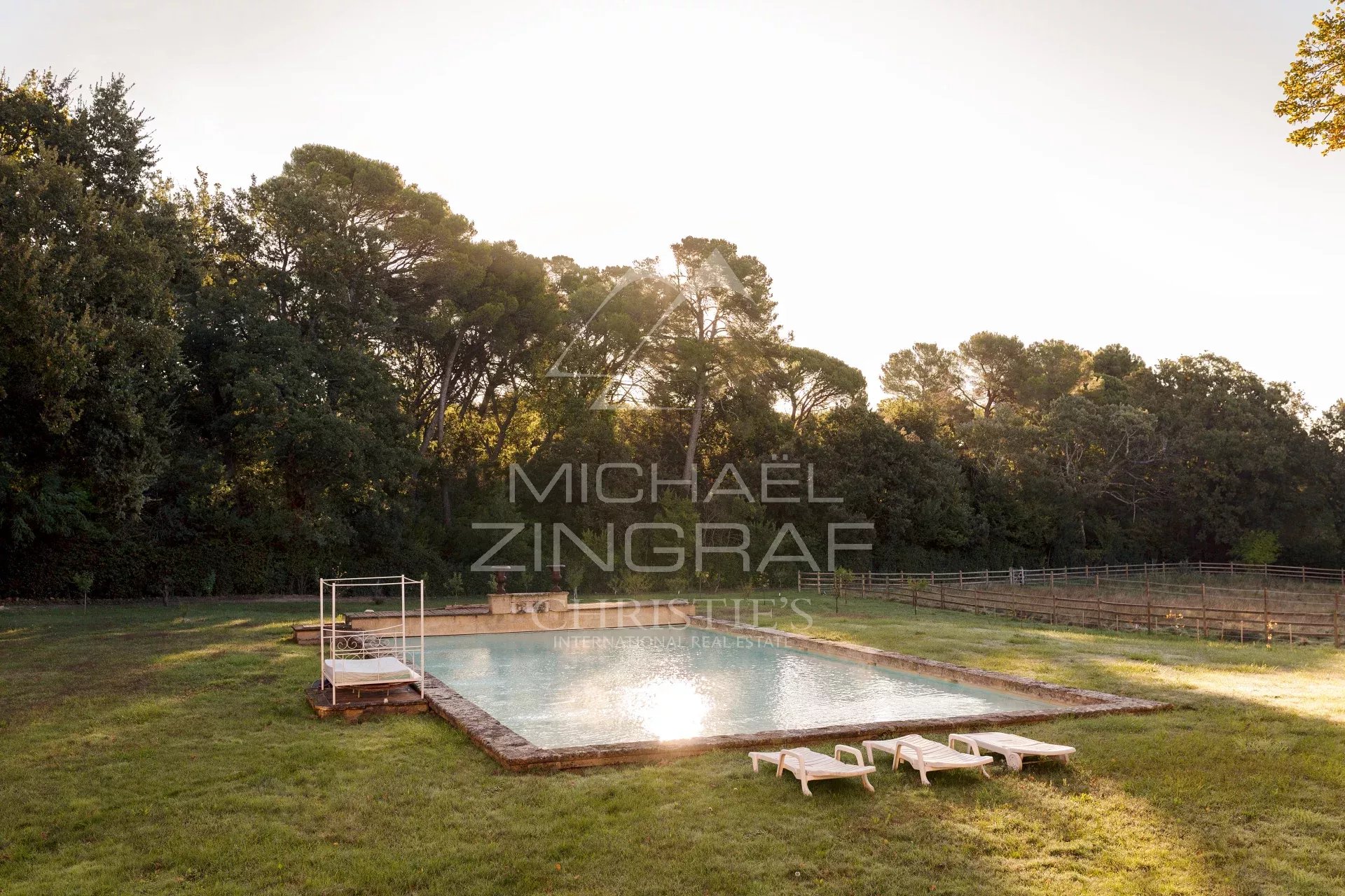 Propriété avec piscine en campagne aixoise Piscine extérieure entourée de verdure dans une propriété à Aix-en-Provence.