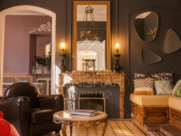 Intérieur d'une propriété provençale avec un salon élégant, cheminée et décoration raffinée.