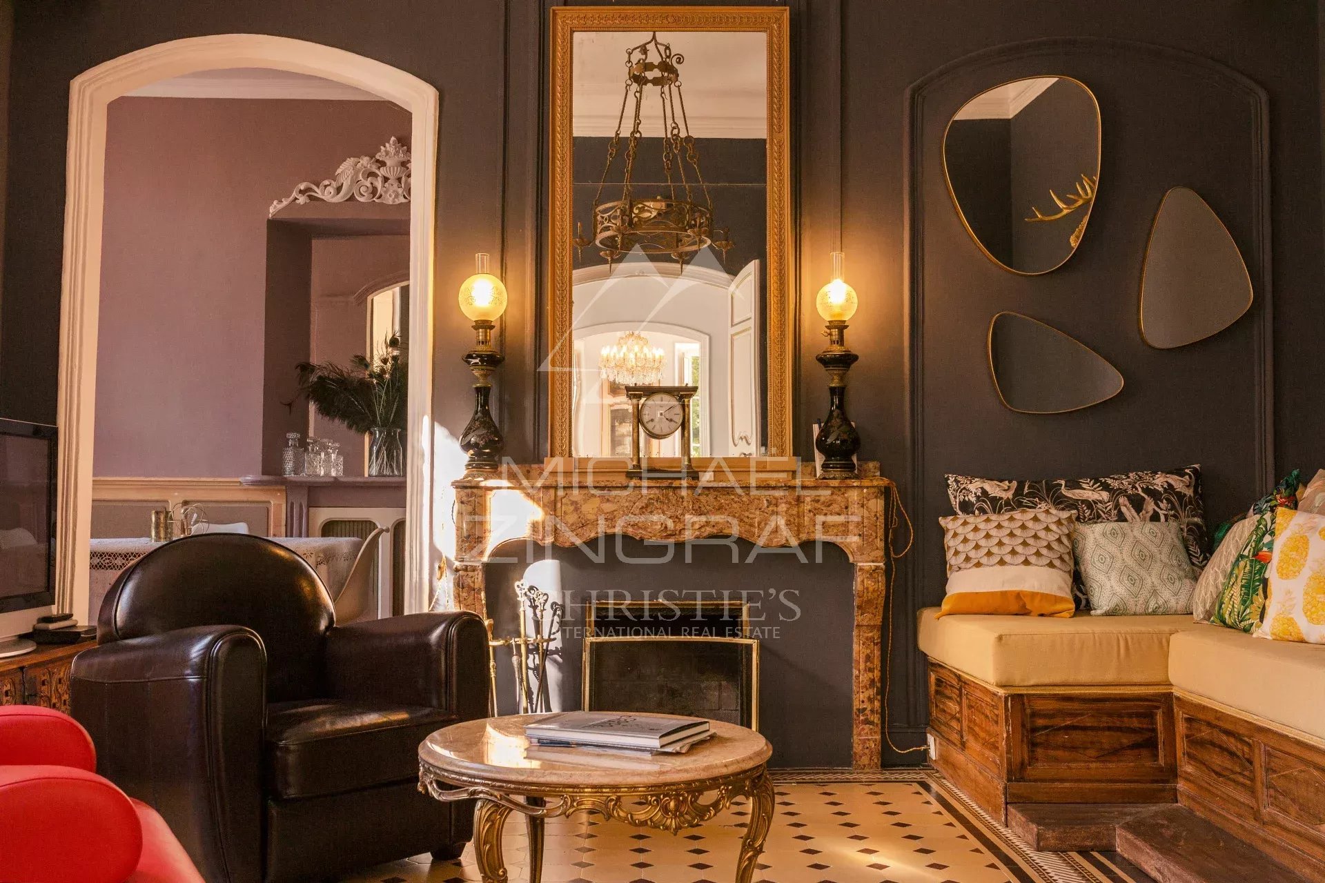 Salon d’une propriété provençale Intérieur d'une propriété provençale avec un salon élégant, cheminée et décoration raffinée.