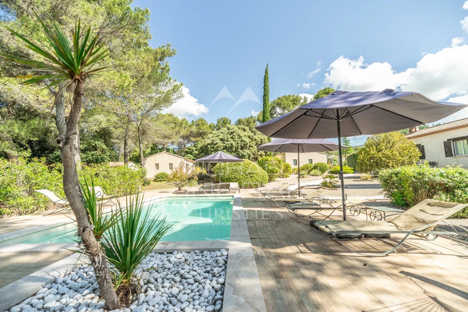 Propriété avec piscine à Puget Piscine entourée de chaises longues et parasols dans une propriété avec gîtes à Puget.