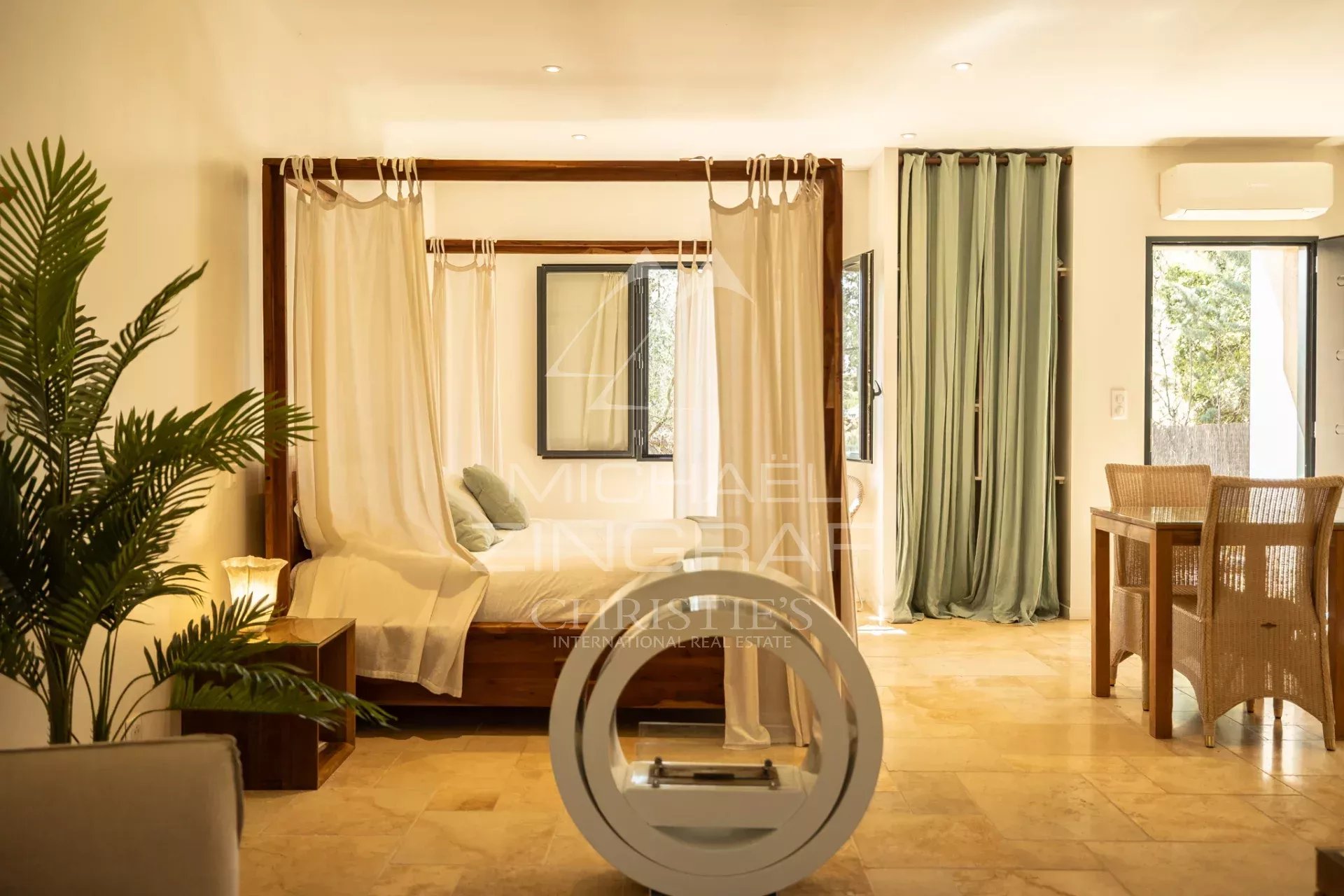 Intérieur d’une propriété rénovée Intérieur d'une propriété rénovée avec un espace de vie lumineux et une décoration moderne.