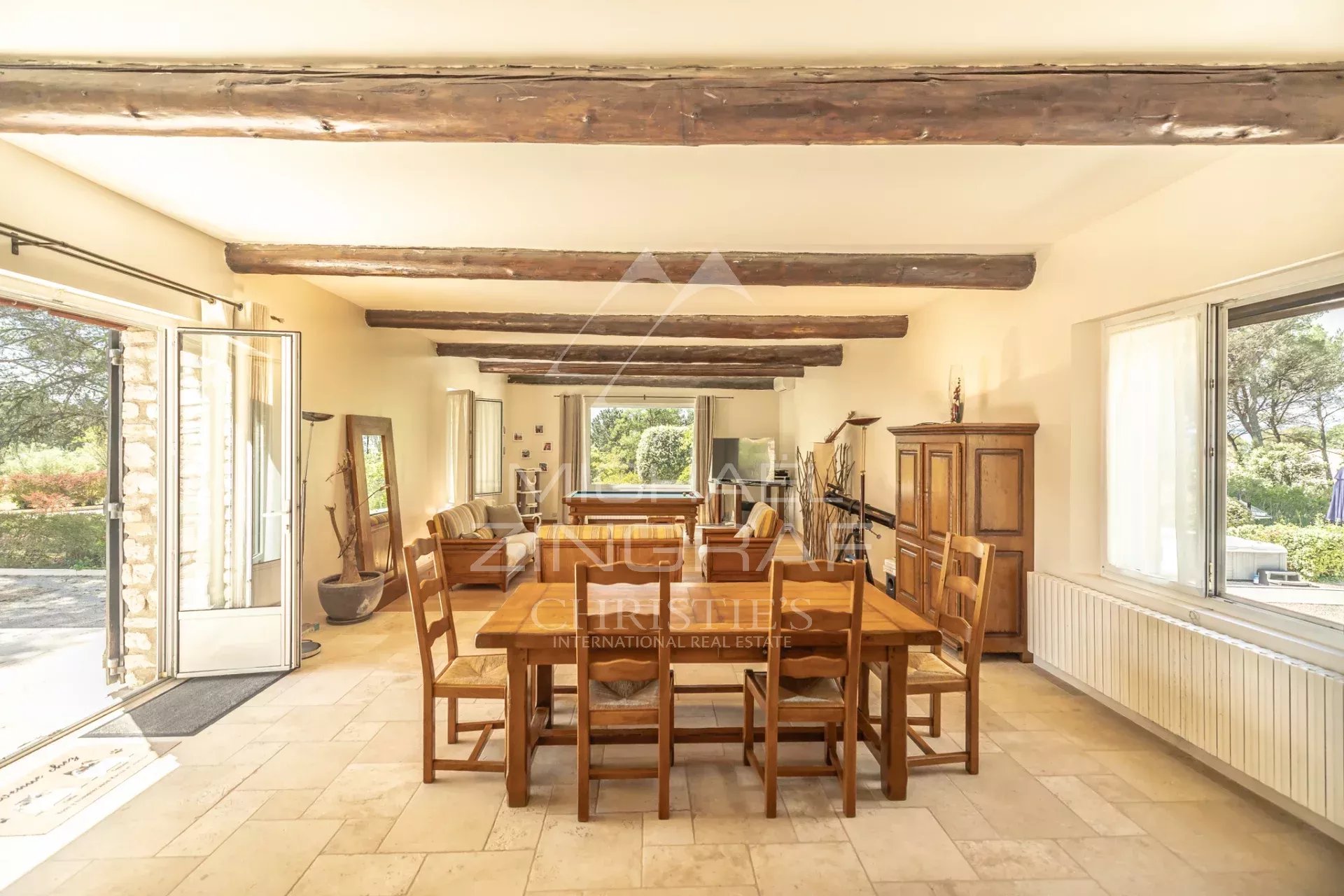 Intérieur d’une propriété rénovée Intérieur d'une propriété rénovée avec une grande salle à manger et des poutres apparentes.