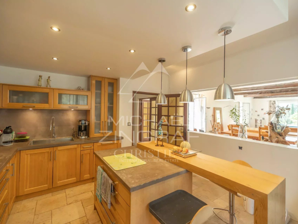 Cuisine moderne en bois avec îlot central dans une propriété rénovée à Puget.