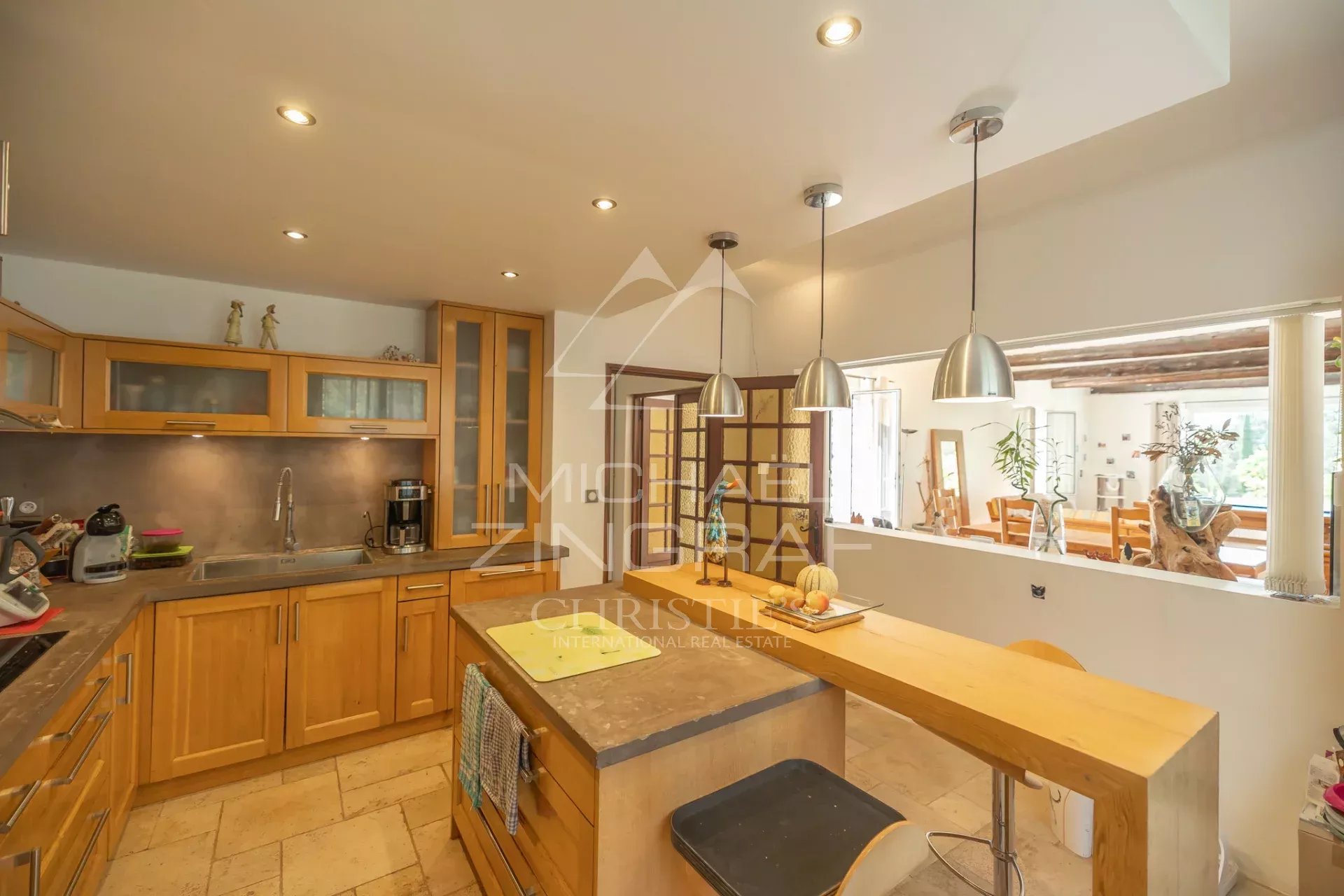 Cuisine d’une propriété rénovée à Puget Cuisine moderne en bois avec îlot central dans une propriété rénovée à Puget.