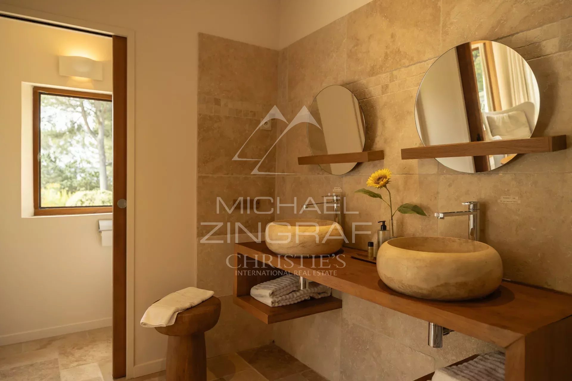 Salle de bain rénovée Salle de bain moderne avec lavabo en pierre et miroir rond, lumière naturelle
