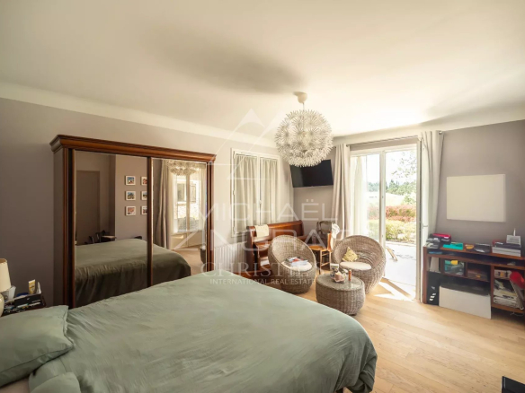 Chambre d'une propriété rénovée avec vue sur l'extérieur, située à Puget.