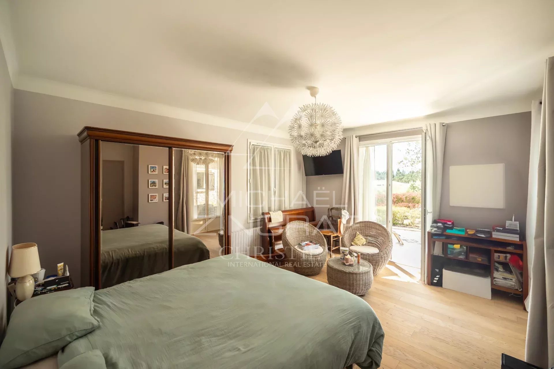 Chambre de propriété à Puget Chambre d'une propriété rénovée avec vue sur l'extérieur, située à Puget.