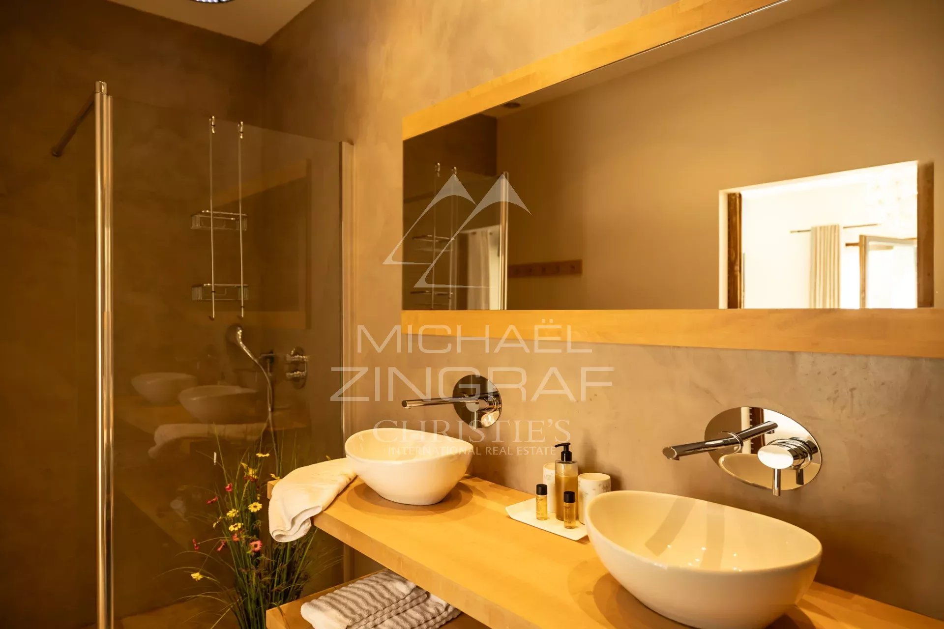 Salle de bain moderne Salle de bain moderne avec douche, vasques et miroir, ambiance chaleureuse.