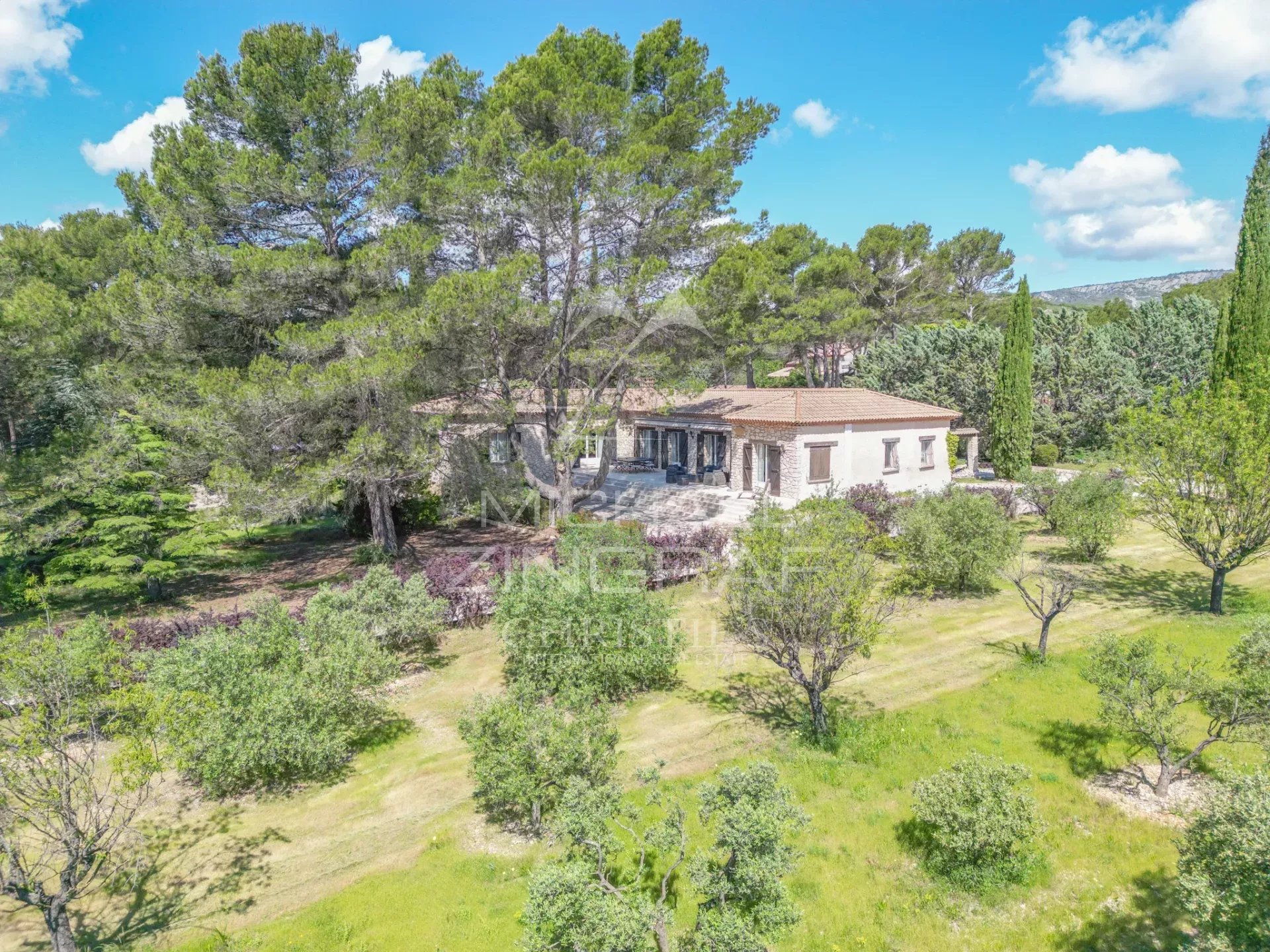 Propriété avec gîtes à Puget Propriété rénovée avec gîtes sur un terrain boisé de 1,7 hectare à Puget.