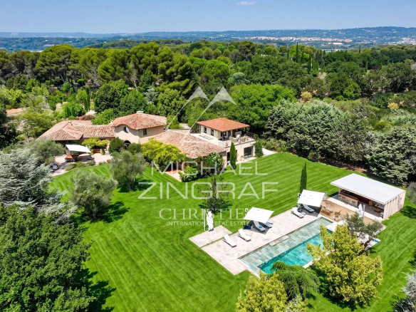 Aerial view of a luxury property with garden and swimming pool in Aix-en-Provence.