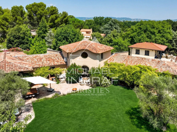 Propriété de 650 m² sur un domaine paysager de 1,2 hectare à Aix-en-Provence.