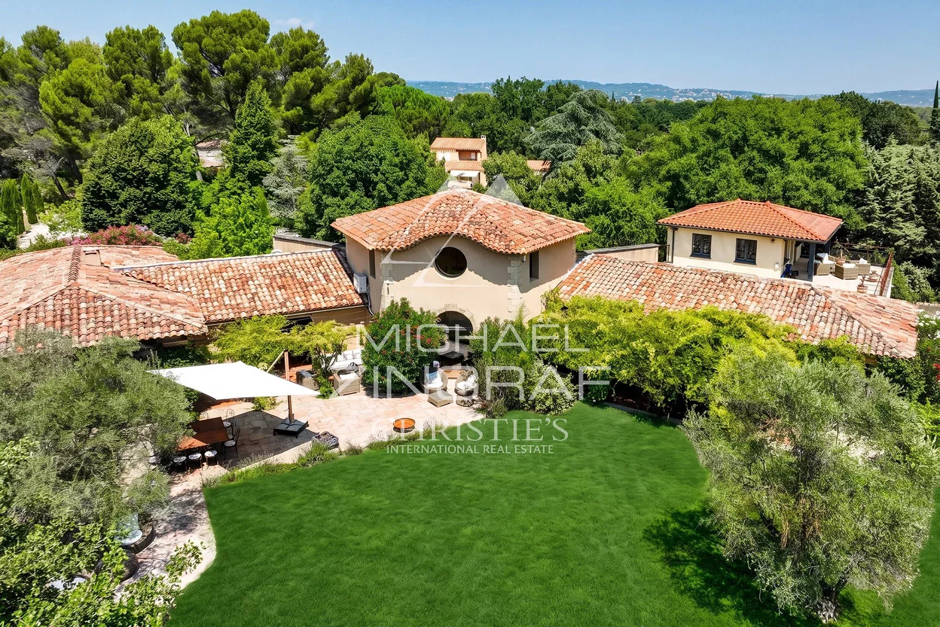 Propriété d’exception à Aix-en-Provence Propriété de 650 m² sur un domaine paysager de 1,2 hectare à Aix-en-Provence.