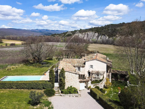 Renovated 17th century mill, surrounded by greenery and fields in Forcalquier.
