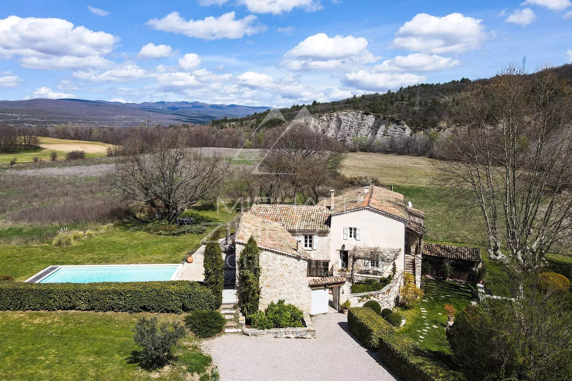 Renovated 17th century mill, surrounded by greenery and fields in Forcalquier.