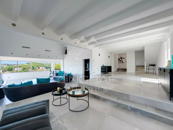 Intérieur d'une villa moderne avec vue sur la mer à Ensuès-la-Redonne, salon spacieux et lumineux.