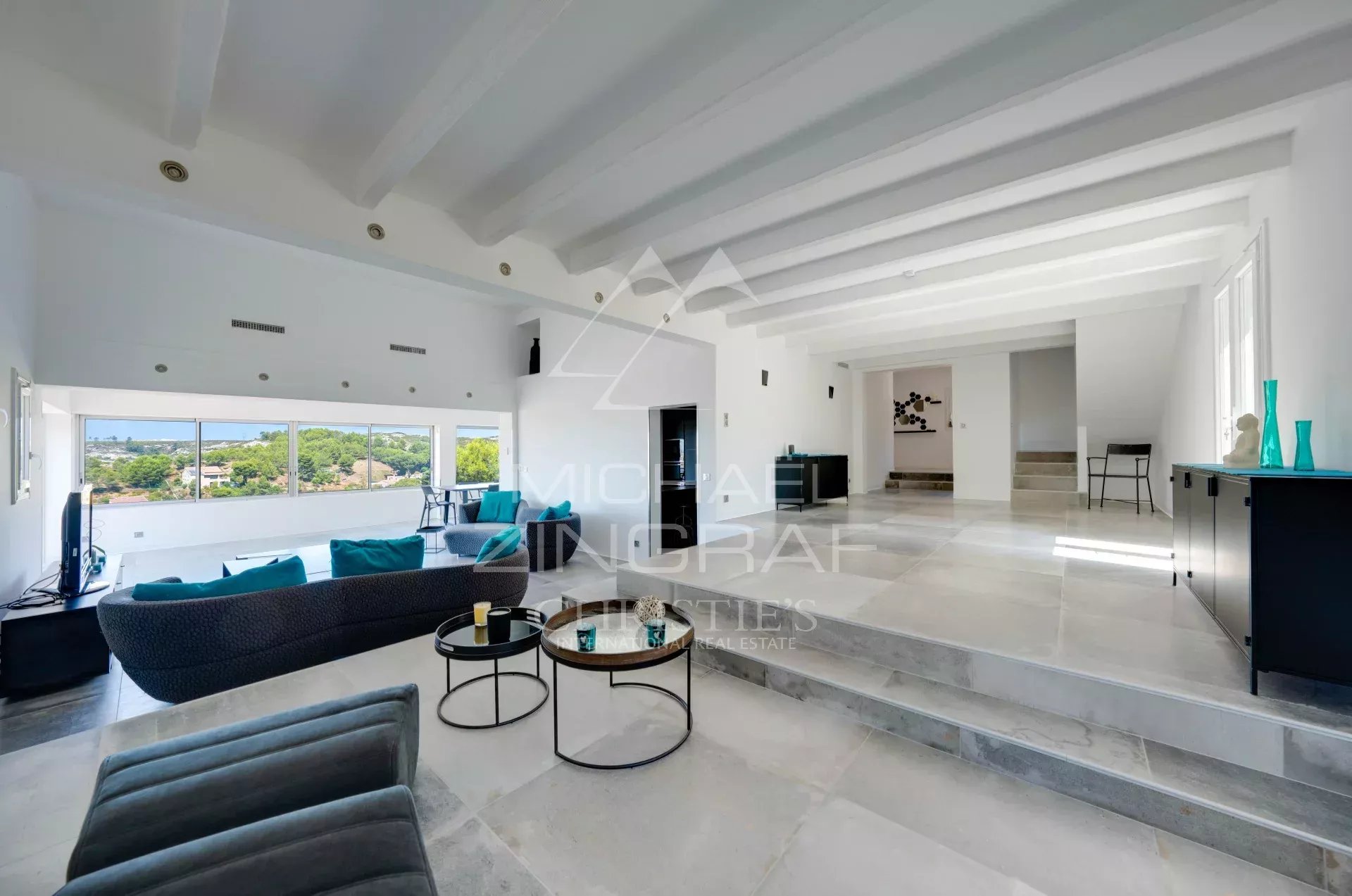 Intérieur d'une villa moderne avec vue sur la mer à Ensuès-la-Redonne, salon spacieux et lumineux.