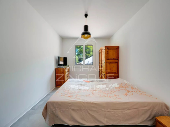 Chambre d'une villa à Ensuès-la-Redonne avec lit et télévision
