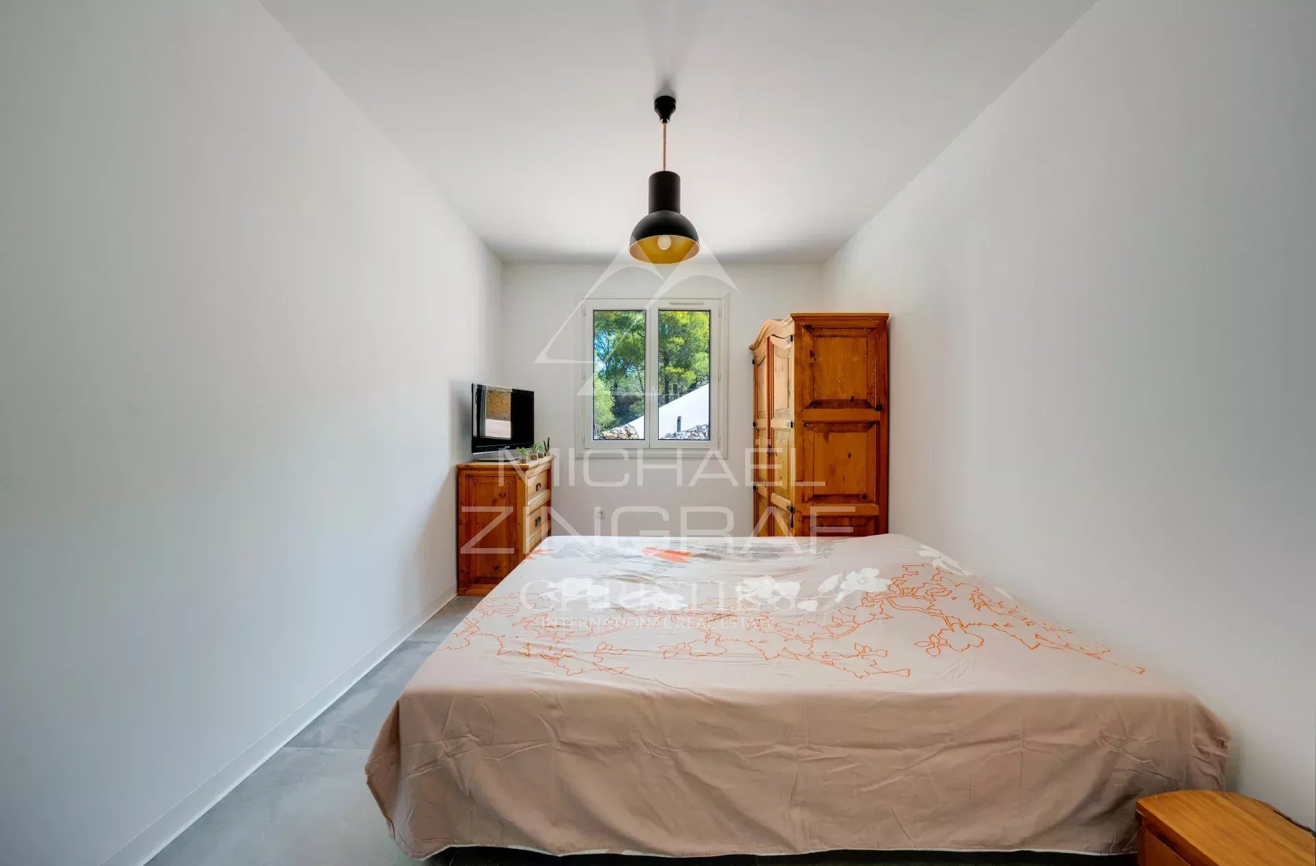 Chambre d'une villa à Ensuès-la-Redonne avec lit et télévision